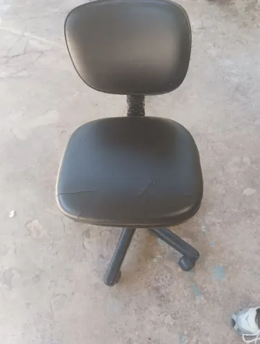 Cadeira com marca de uso mas tá boa 