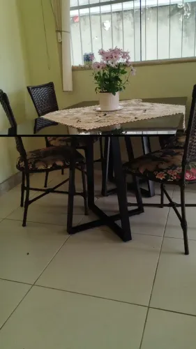 Mesa de jantar retangular de vidro negro 1 .50, de comprimento,por 1 metro de largura.