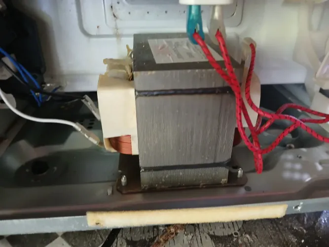 Trafo para Micro-ondas philco modelo PMO28EB.