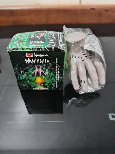 Mãozinha da Wandinha coleção exclusiva da Guaraná