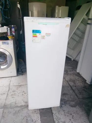 Vendo freezer  com 3 meses de garantia 