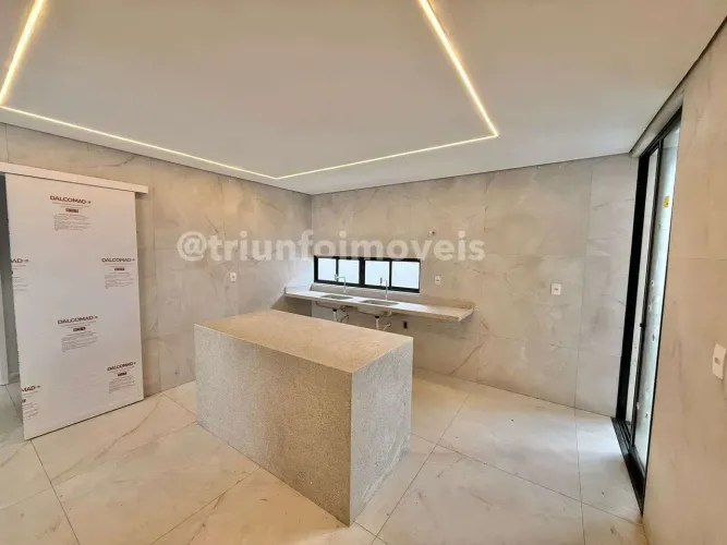 Casa duplex em condomínio alto padrão com 4 quartos