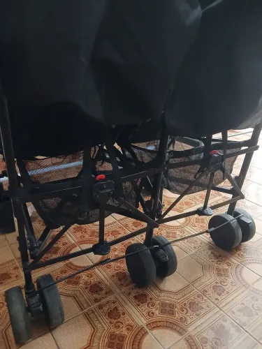 Carrinho de gêmeos com proteção 50+