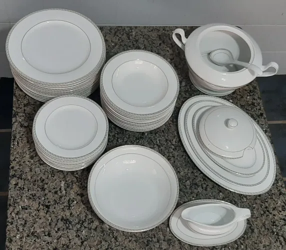 Aparelho de Jantar Porcelana Dynasty Real Gold - 44 Peças (Inclui Sopeira e Molheira)<br>