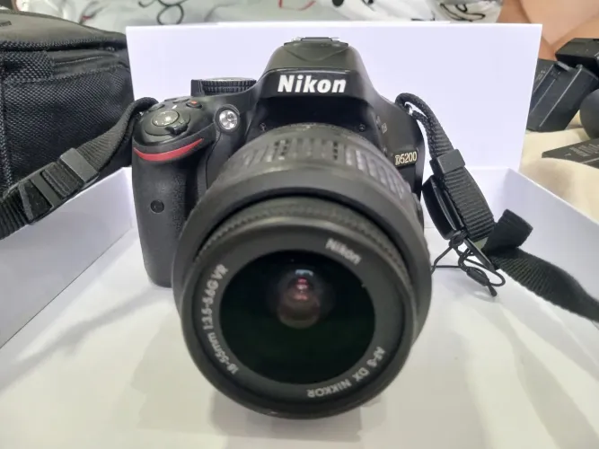 ?Câmera DSLR Nikon D5200 - Apenas 10k Clicks + Kit Completo de Acessórios / Bolsa