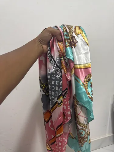 Dois lenços estampados