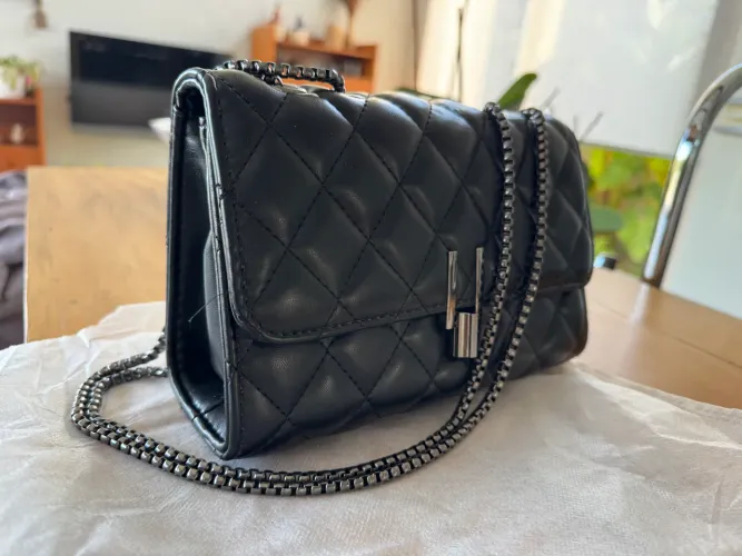 Bolsa preta charmosa