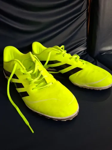Chuteira adidas 43