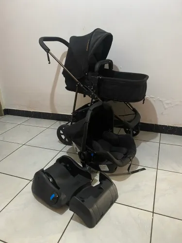 Carrinho de bebê+bebê conforto+base pro carro+BRINDE