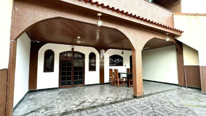 Casa Exclusiva para Aluguel em Campo Grande (RJ) | 2 suítes, vaga para 1 carro, espaço amp