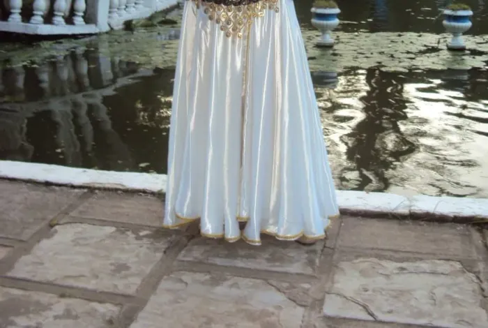 Vendo saia cigana branca (s/corselet) 13M de roda (t. único) serve como anágua.