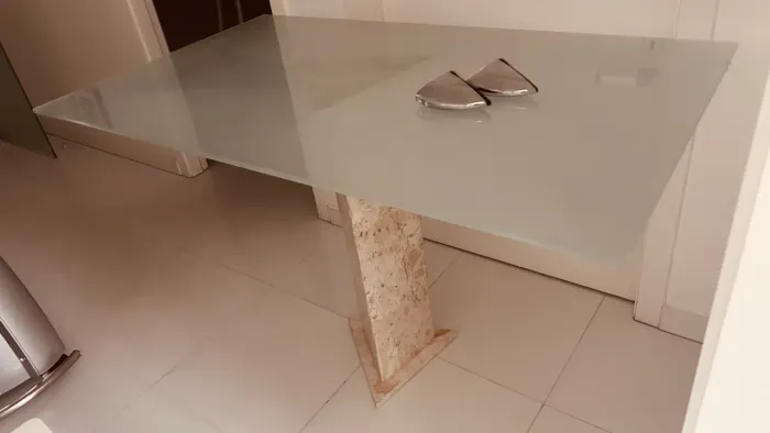 Mesa tampo de vidro com pé em granito