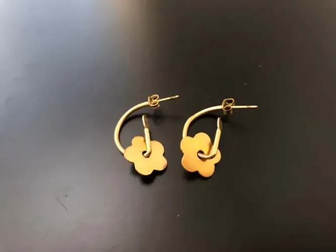 Brincos argola dourada com pingente flor. Leve, bonito, vai com tudo.