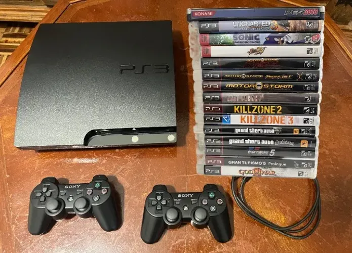 Playstation 3 Slim + 2 Controles + Controle Remoto + 15 Jogos + Kit 3D