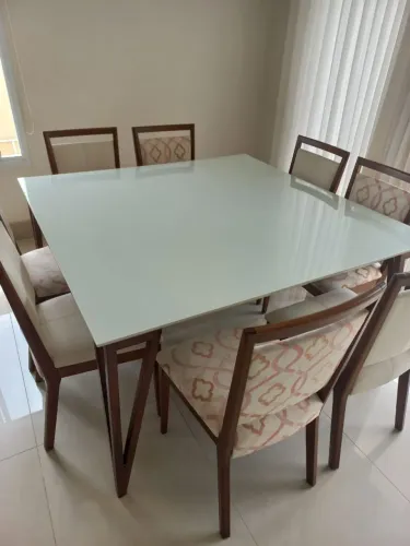 Mesa 8 cadeiras de madeira e laca