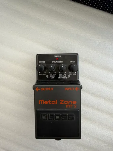 Pedal de distorção BOSS metal zone mt-2