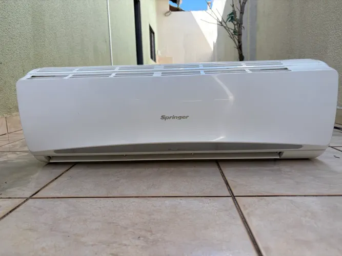 Ar condicionado springer 12 mil BTUS - PRECISA REPOR O GÁS 