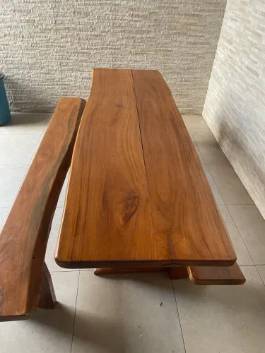 Mesa madeira maciça 2,33 x 70 com dois bancos. 