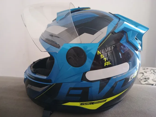 Vendo 02 capacetes super conservados , O DOIS POR 380,00