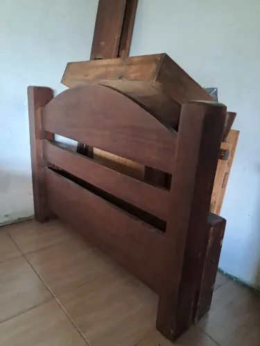 Cama de casal madeira maciça imbuia com duas gavetas.