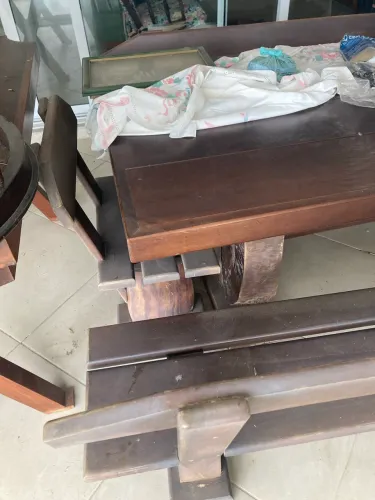 Grande mesa com quatro bancos