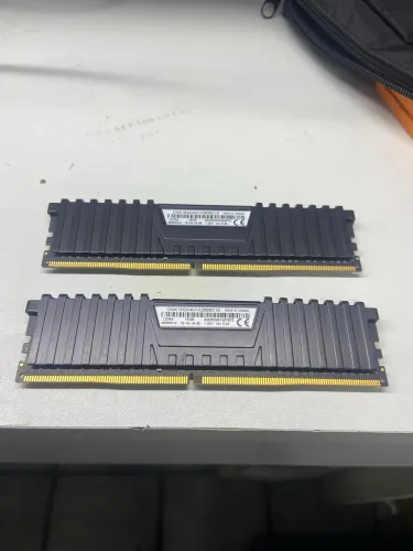 memória RAM DD4 2 pentes de 16GB cada.