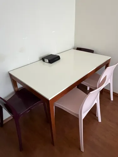 Mesa com 4 cadeiras Tok&Stok