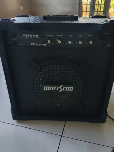 Caixa amplificada para guitarra e violão. 