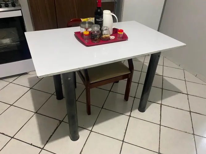 Mesa com tampo de mármore.