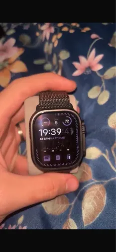 Apple Watch Ultra 3 com pulseira de titânio