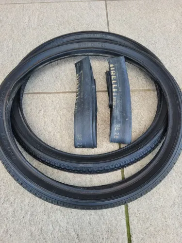 Pneu Pirelli Mini Super com câmaras aro 20.