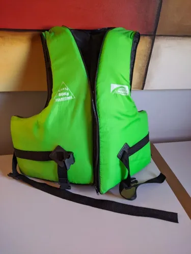 Colete Salva-Vidas Verde da marca Costa Marítima. Suporta até 80 kg