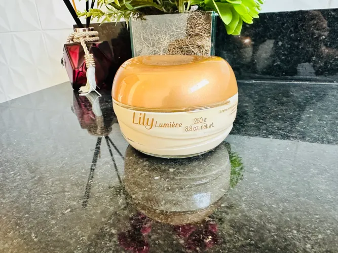 Creme hidratante acetinado Boticário Lily Lumiére