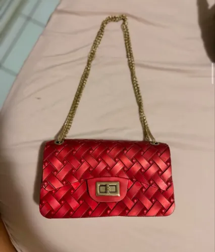 Bolsa feminina vermelha com alça de corrente - Elegante e estilosa