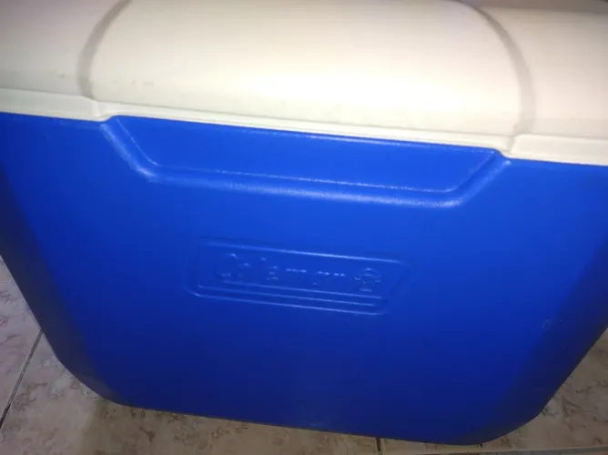 Cooler enorme e novíssimo, com todas.