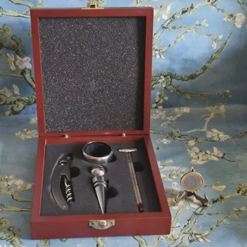 kit com 4 (quatro) acessórios para vinho sommelier (luxo), com caixa de madeira mogno.