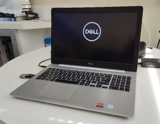 Notebook Dell 5570 | Core i7 8a Ger. | Vídeo AMD 4GB | Tela 15,6 Full HD | SSD 256 GB
