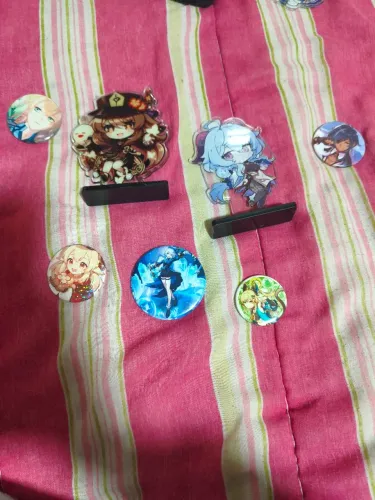 Itens de Genshin Impact (acrílicos e bottons)