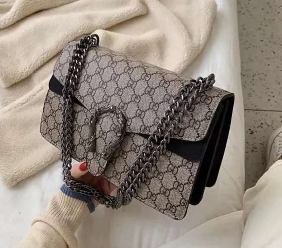 Lindíssima bolsa com detalhe em metal