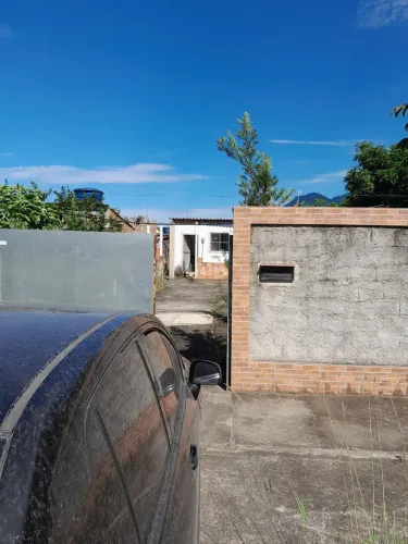 Terreno com uma pequena casa próximo ao mar. (100 mts a pé) 