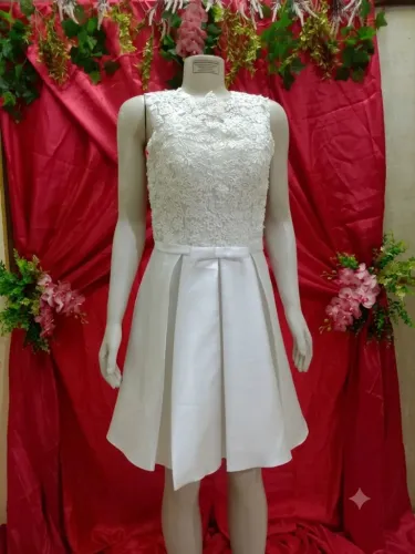 Vendo vestidos de noiva semi novos .