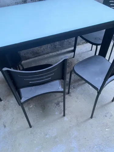 Mesa de madeira com 4 cadeiras em perfeito estado.
