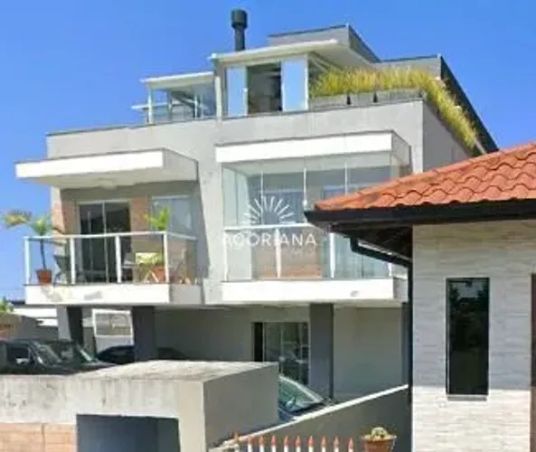 Cobertura no Ribeirão da Ilha com Suíte, Terraço Gourmet e Vista para Montanhas