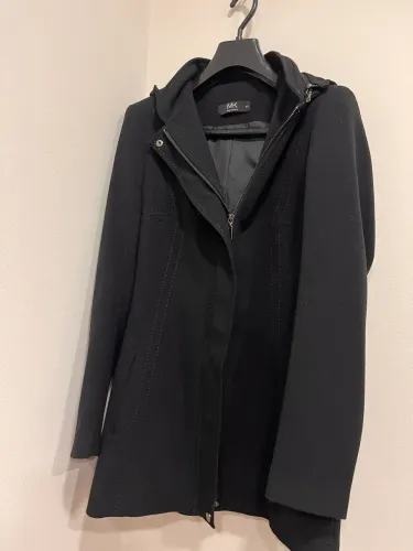 Casaco Makenji Medio Com Capuz E Ziper Feminino Preto