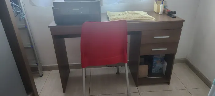 Mesa de computador+ cadeira de brinde!