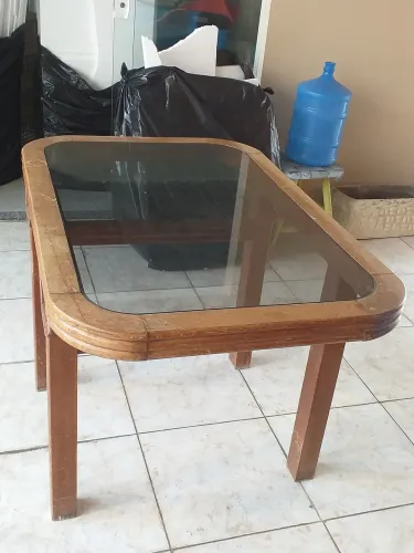 MESA RETANGULAR DE MADEIRA MACIÇA ANTIGA COM 30 ANOS TAMPO DE VIDRO FUMÊ MEDIDA 1,20 X 80 