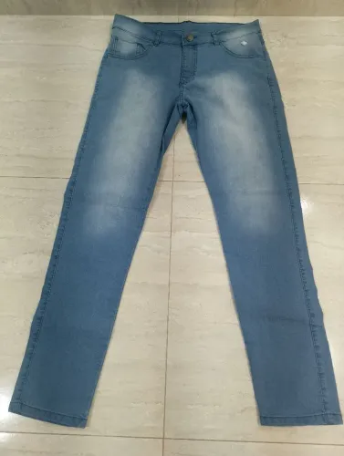 Calça jeans masculina, azul claro, número 42, com elastano, nova