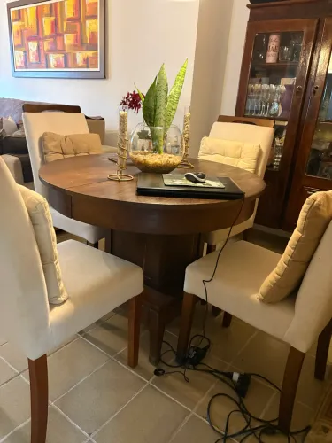 Vendo sala de jantar, cristaleira e espelho.
