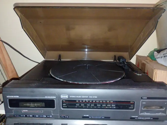 Vendo toca disco, somente pegando a rádio, pra quem gosta de antiguidade ótimo negócio!