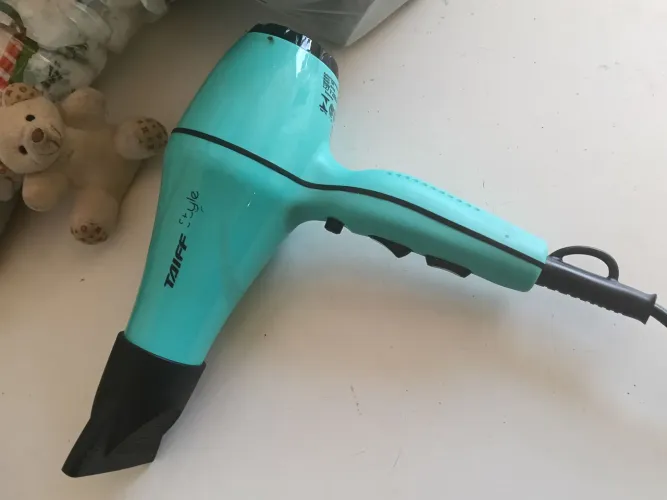 secador de cabelo Taiff + escova de brinde